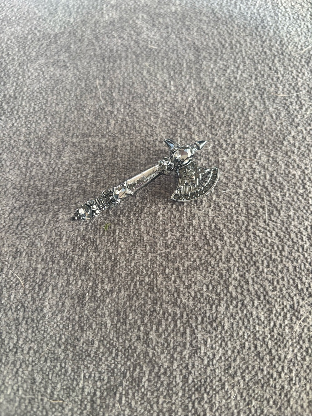 🌸 Silver Decorative Axe Brooch with Rhinestones 🌸 - Picture 3 of 4